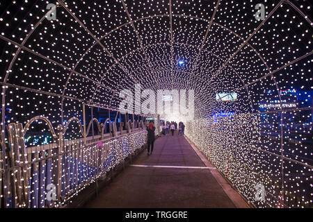 Tunnel delle lanterne durante il Festival delle Lanterne Jinju in Jinju, Corea del Sud Foto Stock