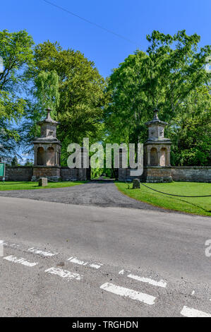 Gli ingressi al Chillingham Castle, Northumberland, Regno Unito Foto Stock