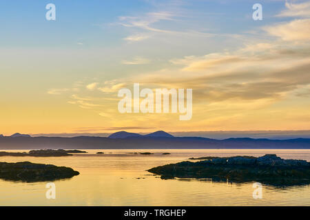 Giugno tramonto sul punto di Sleat sull'isola di Skye, Ebridi Interne, Scozia. Fotografia scattata dal promontorio a Portnaluchaig (GB OS reticolo r Foto Stock