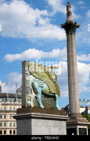 Quarto zoccolo scultura creati dal Medio Oriente da imballaggio artista Michael Rakowitz in Trafalgar Square 2019 Londra Inghilterra KATHY DEWITT Foto Stock