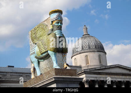 Quarto zoccolo Trafalgar Square " Il nemico invisibile..." Scultura al di fuori della Galleria Nazionale nella primavera 2019 Londra Inghilterra KATHY DEWITT Foto Stock