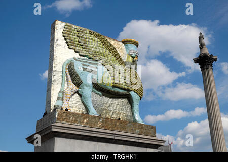 4 zoccolo scultura al di fuori della Galleria Nazionale in Trafalgar Square primavera 2019 Londra Inghilterra KATHY DEWITT Foto Stock