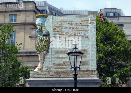 Quarto zoccolo Trafalgar Square " Il nemico invisibile..." Scultura al di fuori della Galleria Nazionale nella primavera 2019 Londra Inghilterra KATHY DEWITT Foto Stock