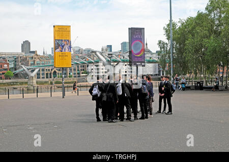 Gruppo di ragazzi studenti studenti studenti studenti in visita alla Tate Modern Art Gallery che si trova fuori dall'edificio nel sud di Londra Inghilterra Regno Unito KATHY DEWITT Foto Stock