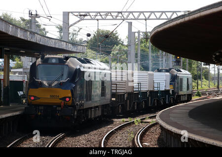 Pallone nucleare treno merci lasciando Carnforth station top e codato da due Direct Rail Services class 68 diesel-locomotive elettriche 3 Giugno 2019. Foto Stock