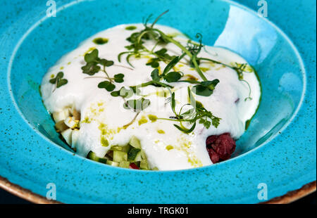 Estate zuppa fredda con mousse di luce Foto Stock