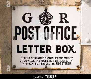 Segno di smalto G R Post Office Letter Box in Lauder, Scotland, Regno Unito Foto Stock