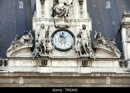 Orologio sulla parte anteriore dell'Hotel de Ville, Parigi, Francia Foto Stock