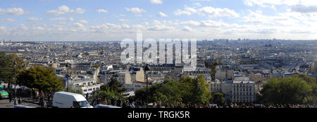 Vista panoramica guardando verso sud dall'approccio alla Cattedrale Sacre Coeur, Montmartre, Parigi, Francia Foto Stock