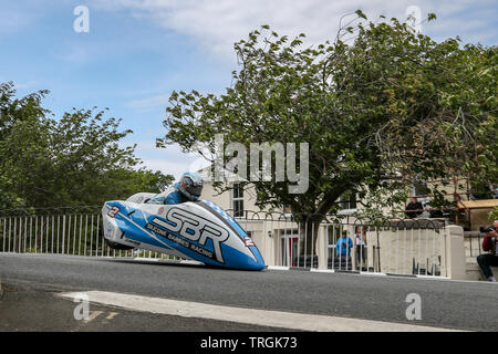 John Holden / Lee Caino (2) in azione nel localizzare.im Sidecar classe e sul loro modo di finire secondi nel localizzare.im Sidecar classe gara al 20 Foto Stock