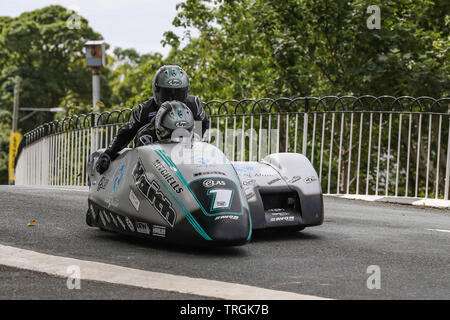 Ben Birchall / Tom Birchall (1) in azione e sul loro modo di vincere nel localizzare.im Sidecar classe gara al 2019 Isle of Man TT (Tourist Trophy) Foto Stock