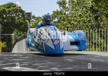 John Holden / Lee Caino (2) in azione nel localizzare.im Sidecar classe e sul loro modo di finire secondi nel localizzare.im Sidecar classe gara al 20 Foto Stock