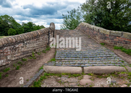 Stoppino o ponte di fatturato allo svincolo di Trento e Mersey e Staffordshire e Worcestershire canali a grande Haywood, Staffordshire.Inghilterra Foto Stock