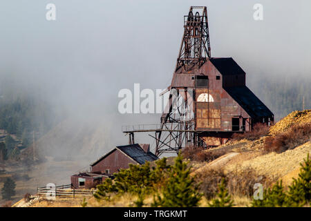 Miniere e alberi creano i fantasmi di figure in miniera abbandonata paese vicino a Cripple Creek Colorado Foto Stock