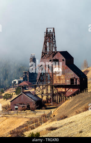 Miniere e alberi creano i fantasmi di figure in miniera abbandonata paese vicino a Cripple Creek Colorado Foto Stock