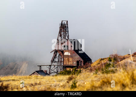 Miniere e alberi creano i fantasmi di figure in miniera abbandonata paese vicino a Cripple Creek Colorado Foto Stock