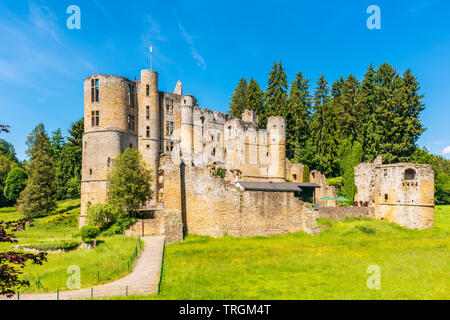 Il vecchio castello di Beaufort in Beaufort, Lussemburgo. Esso è costituito dai resti di una fortezza medievale che risale al XI secolo Foto Stock