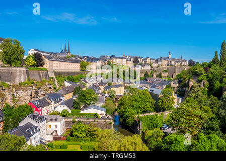 Angolo alto vista sul centro storico della città di Lussemburgo Foto Stock