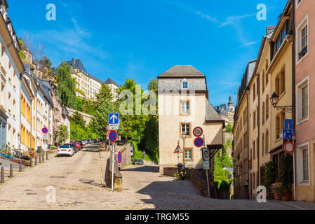 In salita e in discesa strade nel centro storico della città di Lussemburgo, Lussemburgo sulla soleggiata giornata di primavera Foto Stock