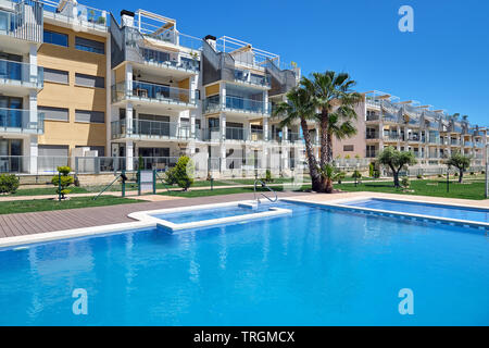 Torrevieja, Spagna - 24 Aprile 2019: alta luogo residenziale a più piani casa urbanizzazione chiusa con piscina, waterside vista nessun popolo. Provin Foto Stock