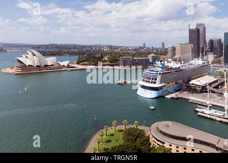 Australia, NSW, Sydney, una vista della città con una nave da crociera e la Sydney Opera House Foto Stock