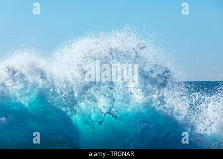 Australia, NSW, Yamba, una grande azione di onda formanti Foto Stock