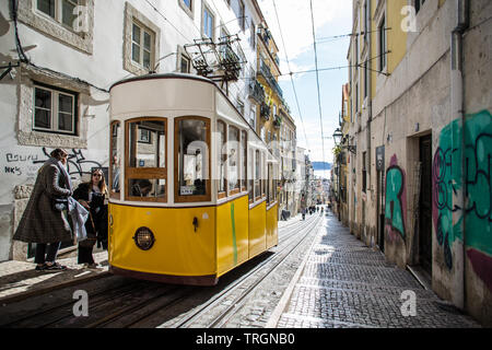 Lisbona/Portogallo - 8 Febbraio 2018: la funicolare di Gloria nel centro della città di Lisbona. Foto Stock