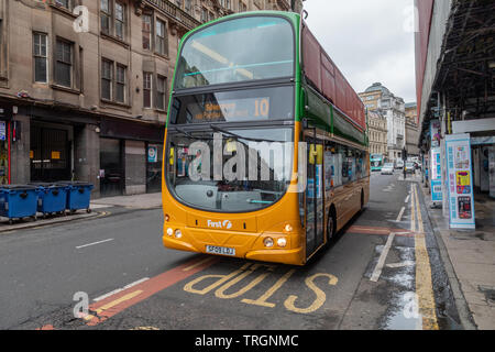 Per celebrare 125 anni di trasporto pubblico in Glasgow Il primo autobus hanno dipinto una Volvo B9TL autobus nel retro Glasgow Corporation in verde e in arancione livrea Foto Stock