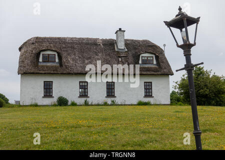 Con tetto di paglia edificio nel sud-ovest dell' Irlanda Foto Stock