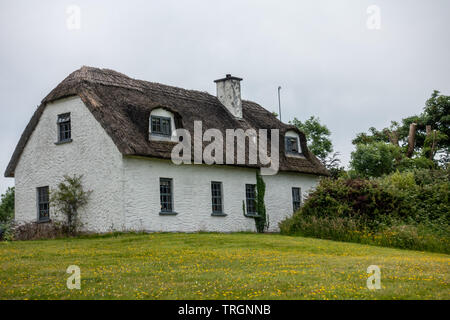 Con tetto di paglia edificio nel sud-ovest dell' Irlanda Foto Stock