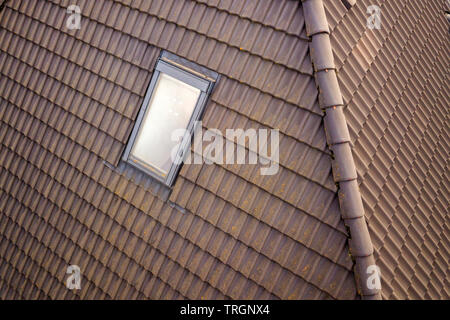 Close-up di nuovo attico finestra di plastica installato in casa incastrata sul tetto. Professionalmente fatto costruire e lavori di costruzione, tetti e installazione di co Foto Stock