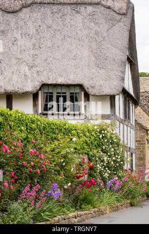 Cottage con il tetto di paglia nel villaggio Costwold di Stanton, Worcestershire, England, Regno Unito Foto Stock