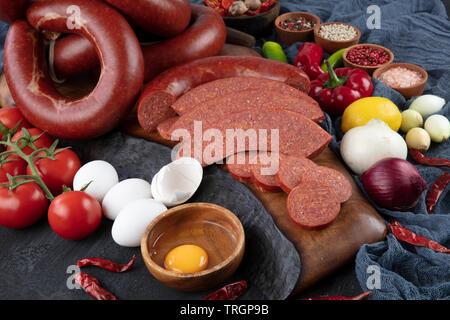 ( Salsiccia Sucuk turco ) concetto foto. La cucina turca salsiccia ; le uova, il mazzetto di pomodoro, peperone, cipolla, con Sucuk turco. Foto Stock