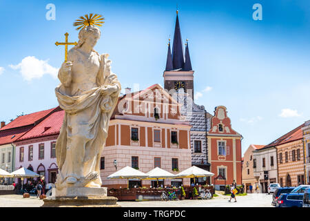 La piazza principale della città di Telc, un sito Patrimonio Mondiale dell'UNESCO, in una giornata di sole con cielo blu e nuvole, Moravia del Sud, Repubblica Ceca. Foto Stock