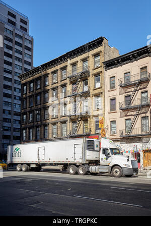 New York, Stati Uniti d'America - 30 Giugno 2018: semi rimorchio carrello parcheggiato su una strada di Manhattan. Foto Stock