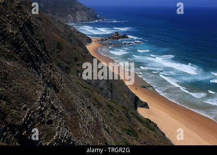 Il portogallo Sagres, Vila do Bispo. Costa Vicentina e il sud ovest di Alentejo parco naturale. Bella, deserte, incontaminato, spiaggia veiwed da rupi scoscese. Foto Stock