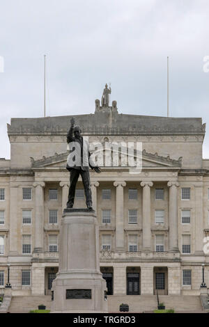 Stormont Belfast, con la statua di Sir Edward Carson n la parte anteriore della struttura Stormont l'edificio del parlamento dell'Irlanda del Nord. Foto Stock