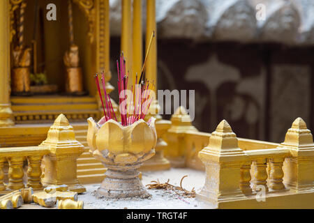 Incenso che bruciava dentro una golden spirito casa vicino tempio di Phnom Penh, Cambogia, Indocina, Asia sud-orientale, Asia Foto Stock