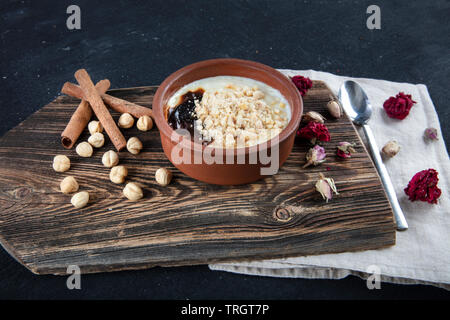 Budino di riso al forno dessert turco sutlac; budino di riso Latte turco dessert sutlac nella casseruola di terracotta. Foto Stock