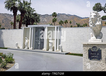 La Piazza di Liberace sulla North Kaweah Road nel quartiere di Las Palmas di Palm Springs, California, è una delle quattro case di proprietà di Liberace. Foto Stock