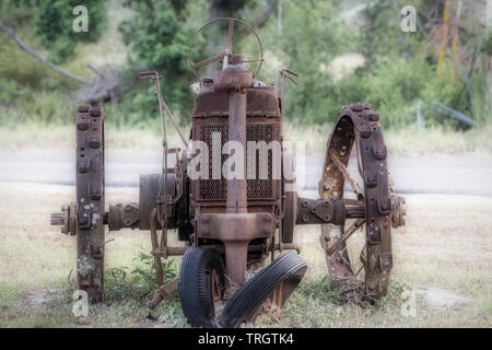 Antica abbattiamo trattore agricolo Foto Stock