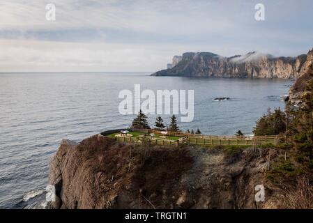 La mattina presto vista la vedetta a Cap-Bon-Ami in Forillon National Park, Québec, Canada. Foto Stock