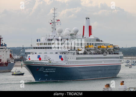 La nave da crociera MV Boudicca, noleggiata per trasportare D giorno veterani per le spiagge della Normandia, foglie di Portsmouth, Regno Unito su 5/6/19 accompagnati dalle navi della marina militare. Foto Stock