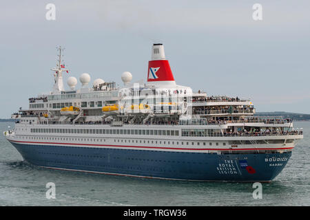 La nave da crociera MV Boudicca, noleggiata per trasportare D giorno veterani per le spiagge della Normandia, foglie di Portsmouth, Regno Unito su 5/6/19 accompagnati dalle navi della marina militare. Foto Stock