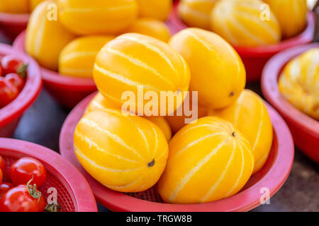 Deliziosa striscia coreano melone giallo frutta cibo in rosso cesto in plastica al mercato della tradizione pomeriggio, Seoul, Corea del Sud, harvest concetto, vicino. Foto Stock