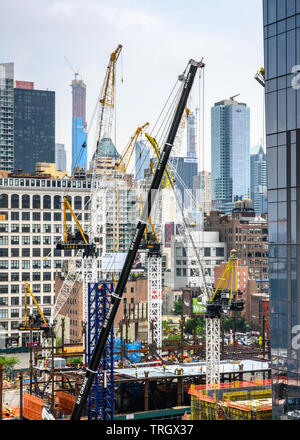 New York, Stati Uniti d'America, 30 maggio 2019. Le gru sono occupati a siti di costruzione nella città di New York il cantiere Hudson Credit: Enrique Shore/Alamy Stock Photo2019. Foto Stock