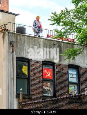 New York, Stati Uniti d'America, 30 maggio 2019. Le figure beffardo presidente Donald Trump indossa una tuta di prigione o essere gentili con Russion il Presidente Vladimir Putin sono Foto Stock