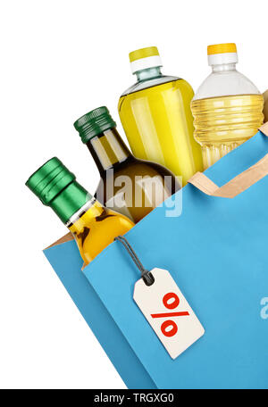 Sacchetto shopper con bottiglie di olio isolati su sfondo bianco Foto Stock