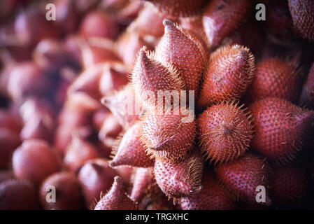 Salak Palm o snake frutto per la vendita nel mercato della frutta / Salacca zalacca Foto Stock