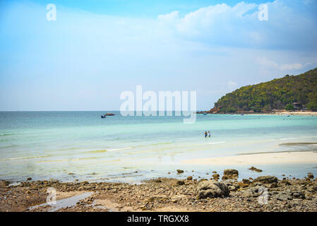 Spiaggia e sabbia mare tropicale isola estate acqua blu cielo luminoso con hill rock background / paesaggio bello mare thailandia vacanze viaggi vacanza conce Foto Stock